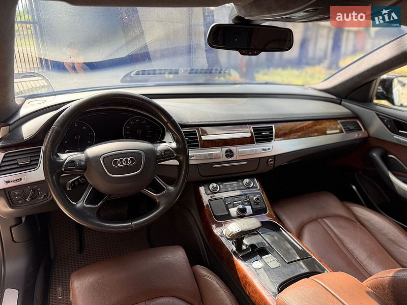 Седан Audi A8 2012 в Чернівцях