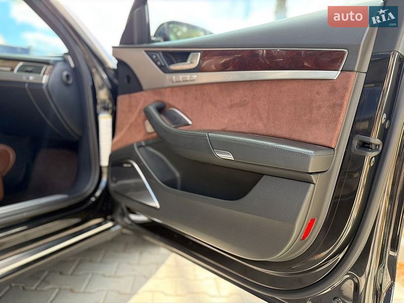 Седан Audi A8 2012 в Чернівцях
