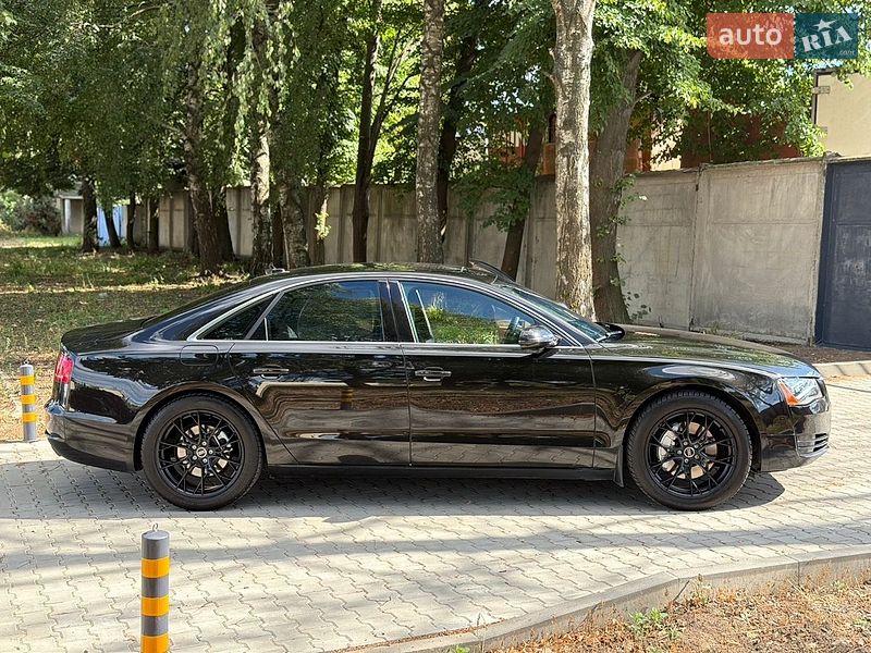 Седан Audi A8 2012 в Чернівцях