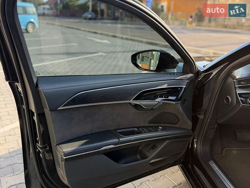 Седан Audi A8 2018 в Виноградове