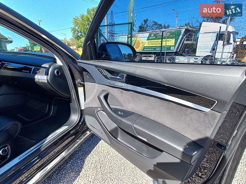 Седан Audi A8 2015 в Кропивницком