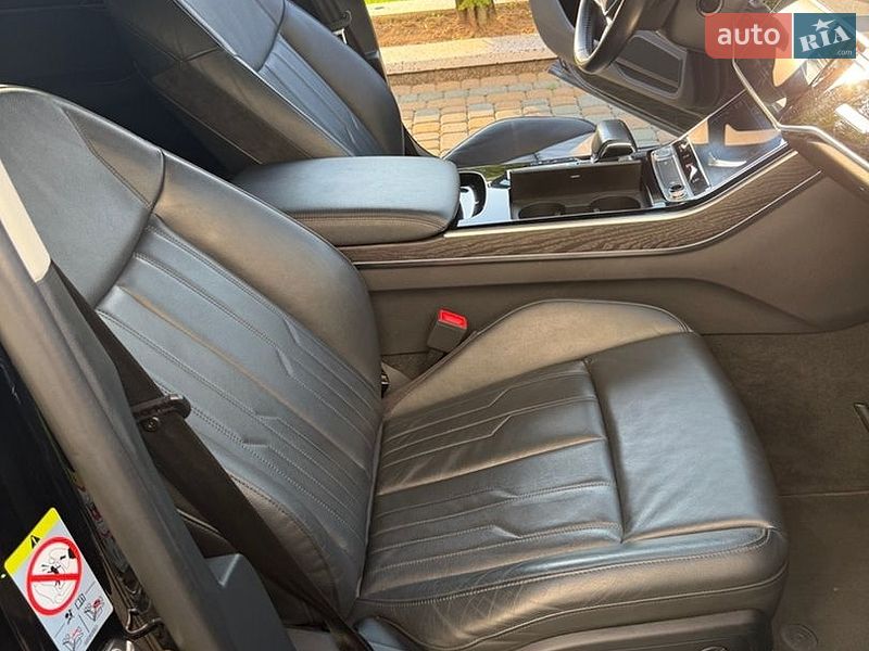 Седан Audi A8 2018 в Іршаві