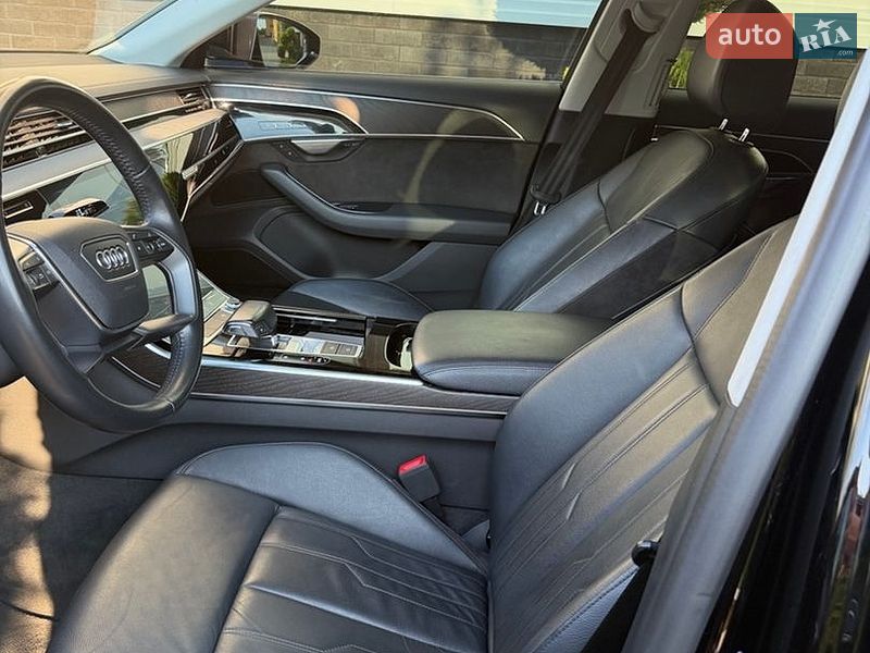 Седан Audi A8 2018 в Іршаві