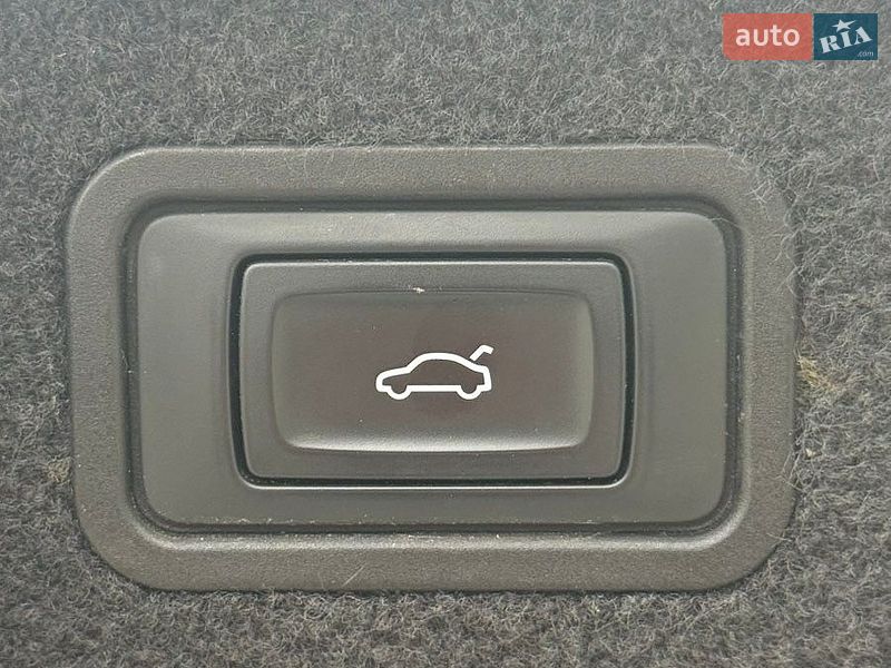 Седан Audi A8 2012 в Днепре