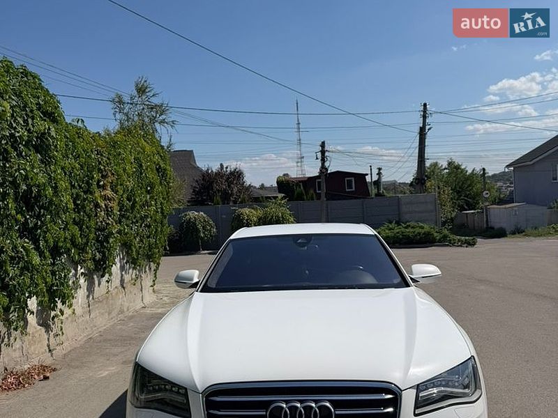 Седан Audi A8 2012 в Днепре
