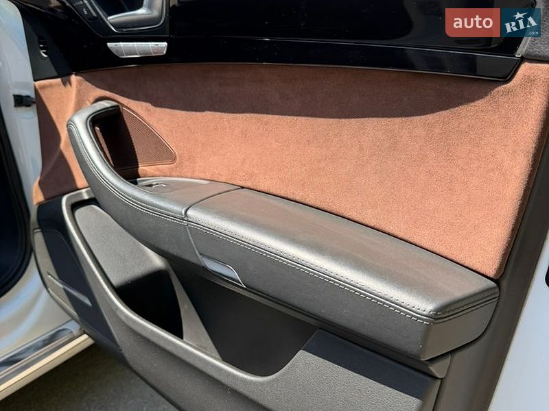 Седан Audi A8 2012 в Днепре