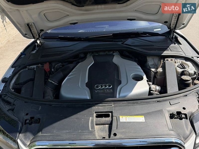 Седан Audi A8 2012 в Днепре