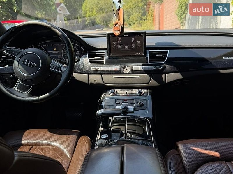 Седан Audi A8 2012 в Днепре