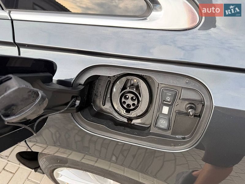 Седан Audi A8 2023 в Києві