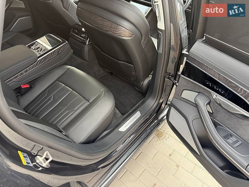 Седан Audi A8 2023 в Києві