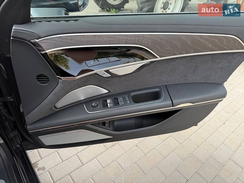Седан Audi A8 2023 в Києві