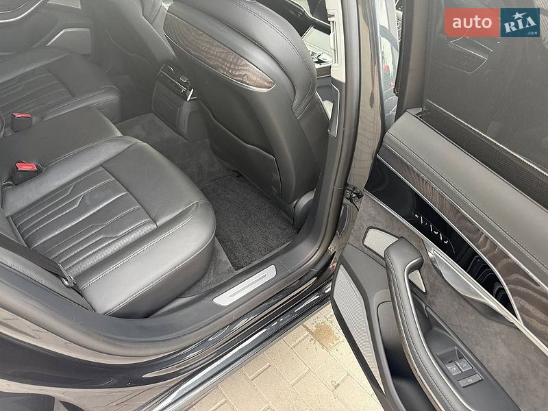 Седан Audi A8 2023 в Києві