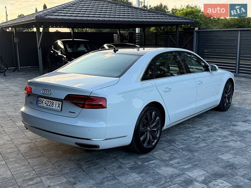 Седан Audi A8 2015 в Луцке
