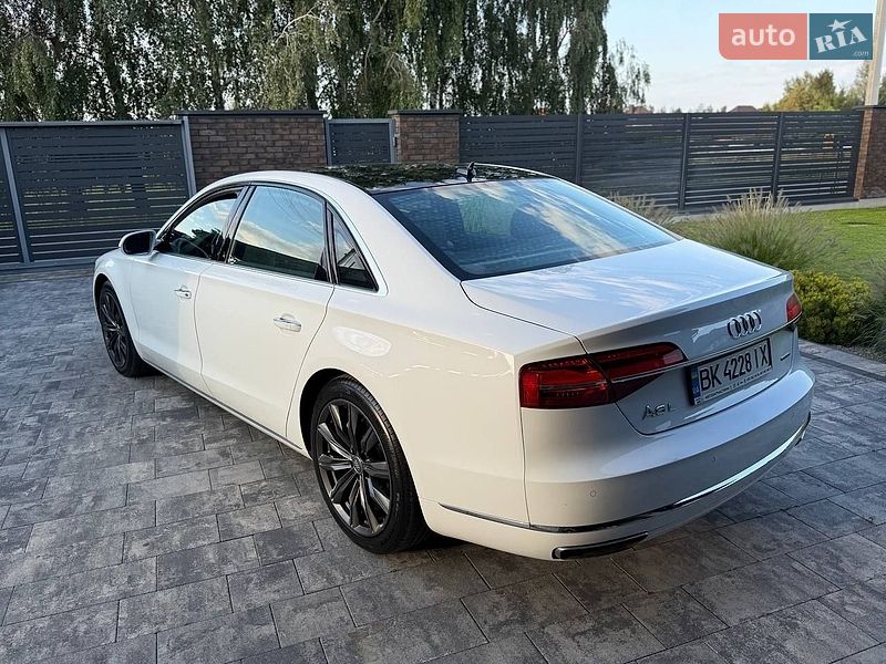 Седан Audi A8 2015 в Луцке