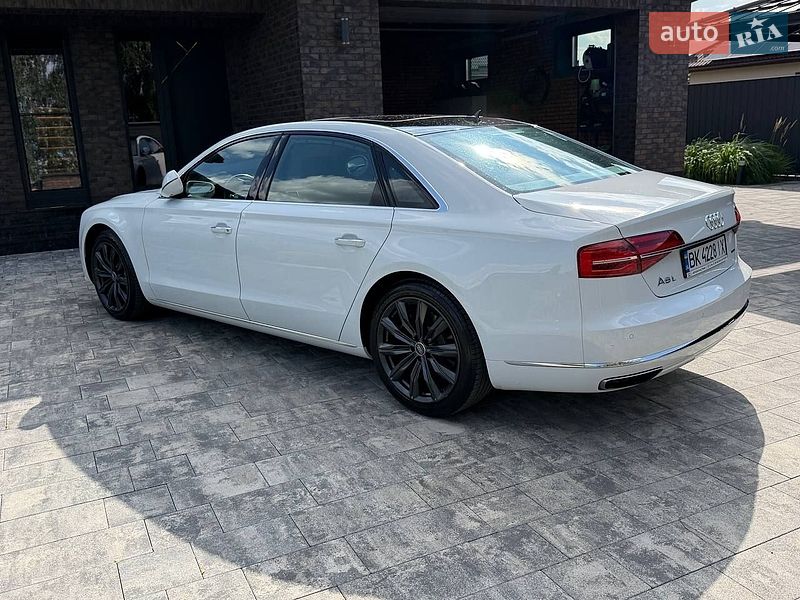 Седан Audi A8 2015 в Луцке