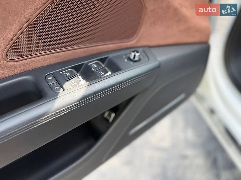 Седан Audi A8 2015 в Луцке