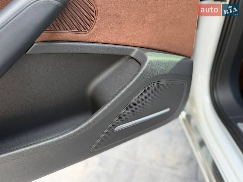 Седан Audi A8 2015 в Луцке
