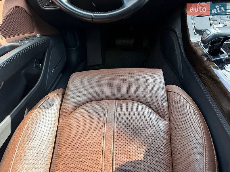 Седан Audi A8 2015 в Луцке