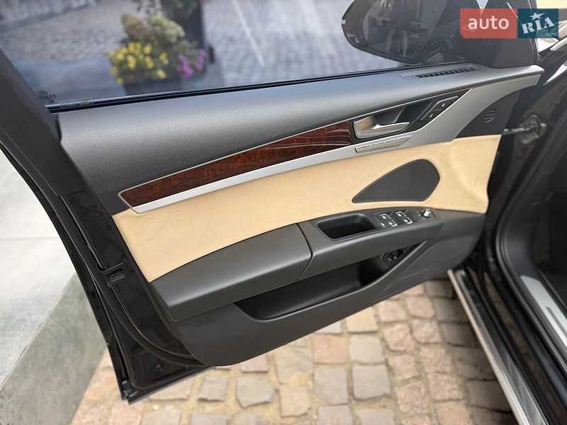Седан Audi A8 2010 в Мукачево