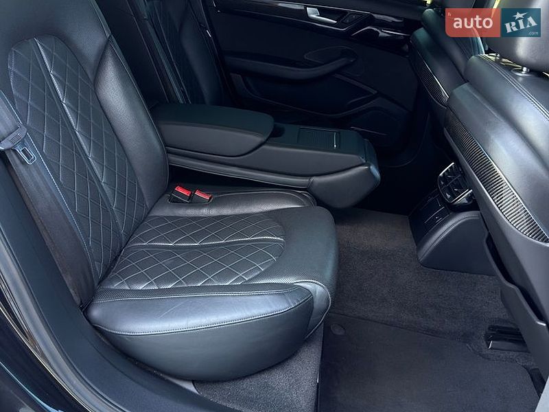 Седан Audi A8 2015 в Ужгороді