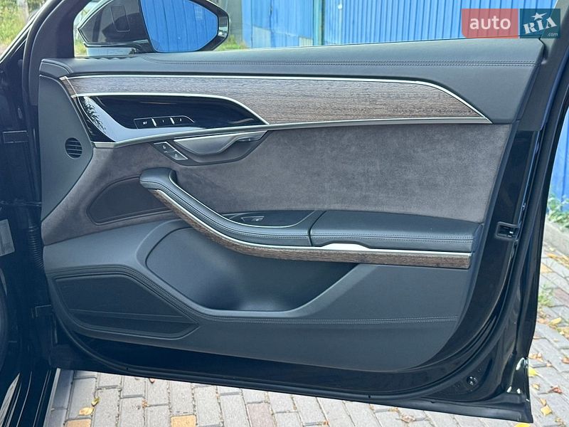 Седан Audi A8 2018 в Дніпрі