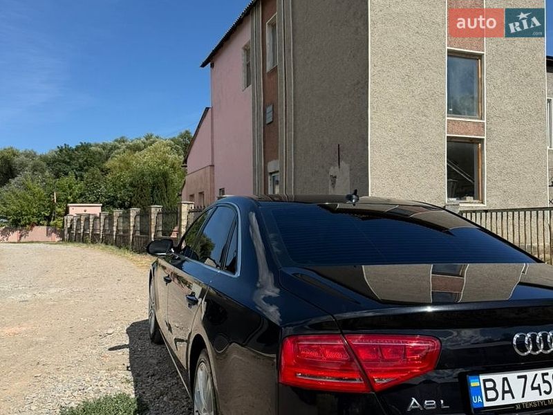Седан Audi A8 2013 в Надворной