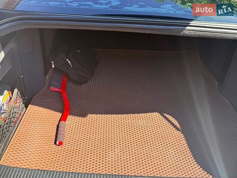 Седан Audi A8 2005 в Иваничах