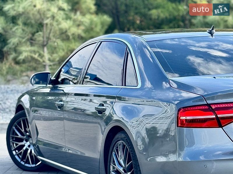 Седан Audi A8 2015 в Кам'янському