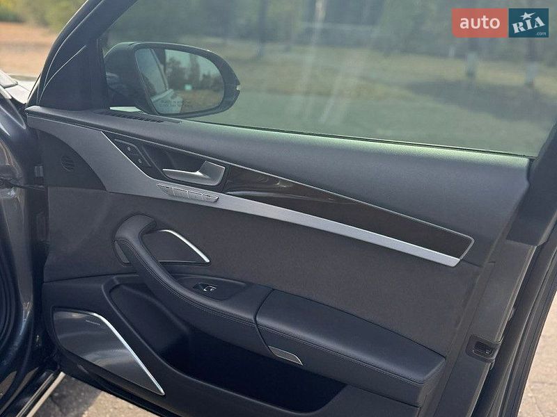 Седан Audi A8 2015 в Кам'янському