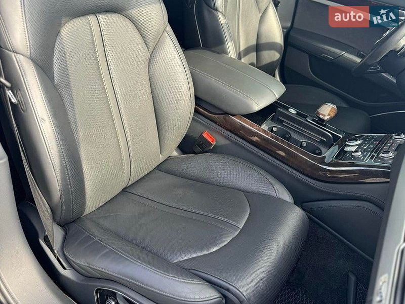 Седан Audi A8 2015 в Кам'янському