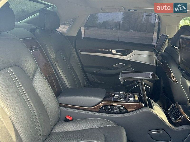 Седан Audi A8 2015 в Кам'янському