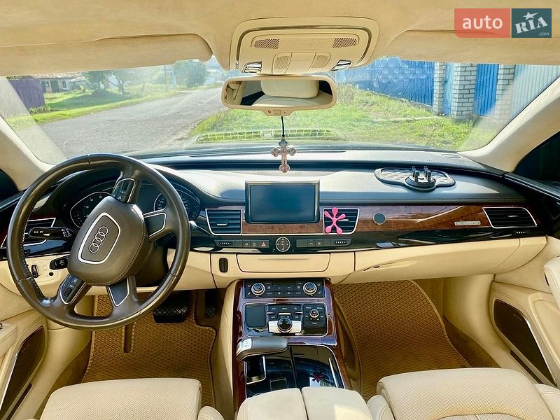 Седан Audi A8 2010 в Глобиному