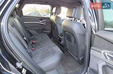 Позашляховик / Кросовер Audi e-tron S 2021 в  фото 22 Позашляховик / Кросовер Audi e-tron S 2021 в