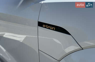 Позашляховик / Кросовер Audi e-tron S 2022 в 