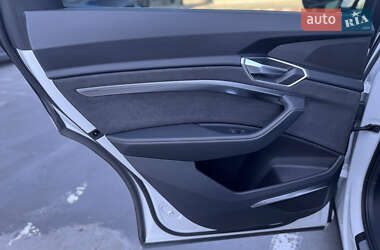 Позашляховик / Кросовер Audi e-tron S 2022 в 