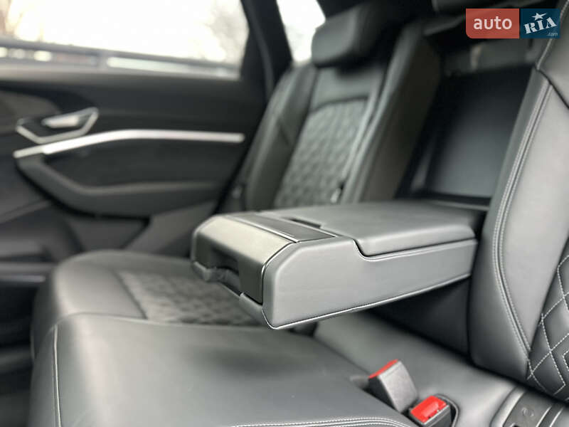 Позашляховик / Кросовер Audi e-tron S 2022 в Луцьку