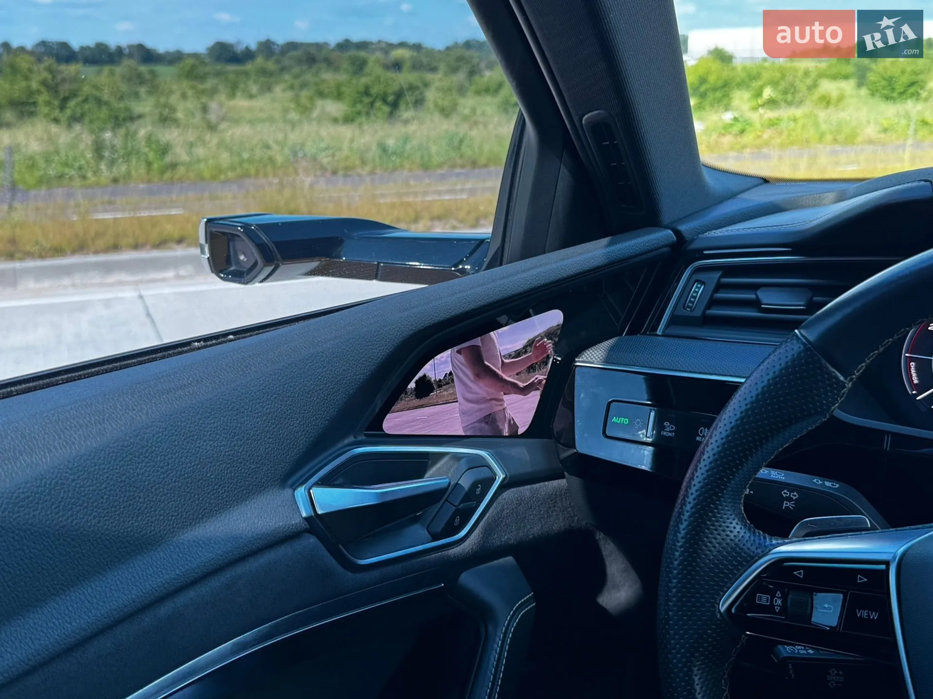 2022 Audi e-tron S - мініатюра 19