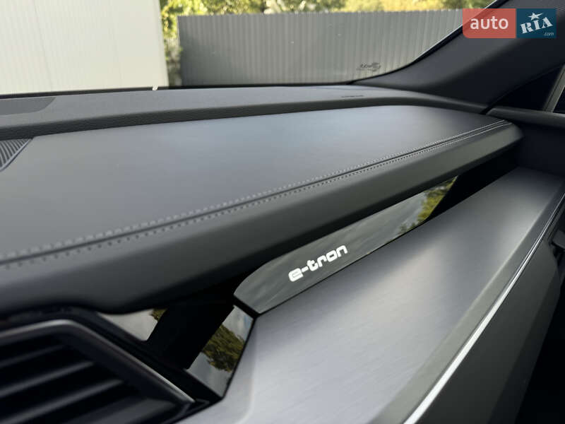 Позашляховик / Кросовер Audi e-tron Sportback 2021 в Мукачевому