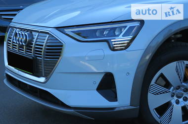 Позашляховик / Кросовер Audi e-tron 2019 в 