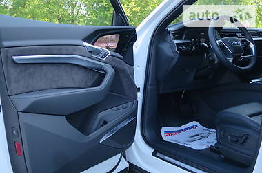 Позашляховик / Кросовер Audi e-tron 2019 в 