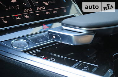 Позашляховик / Кросовер Audi e-tron 2019 в 