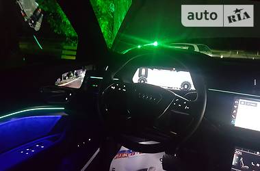 Позашляховик / Кросовер Audi e-tron 2019 в 