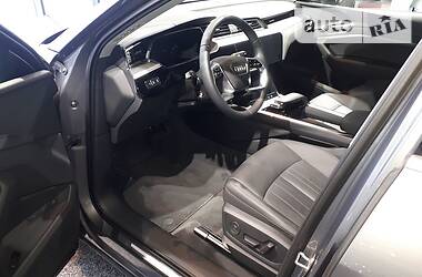 Позашляховик / Кросовер Audi e-tron 2019 в 