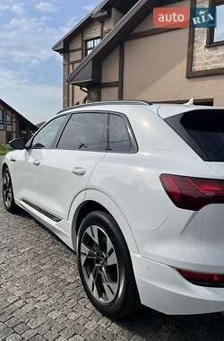 Позашляховик / Кросовер Audi e-tron 2021 в 