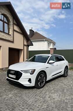 Позашляховик / Кросовер Audi e-tron 2021 в 
