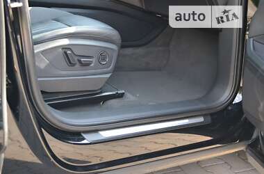 Позашляховик / Кросовер Audi e-tron 2019 в 