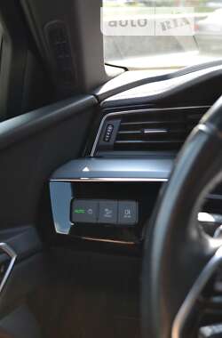 Позашляховик / Кросовер Audi e-tron 2019 в 