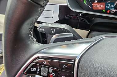 Позашляховик / Кросовер Audi e-tron 2021 в 