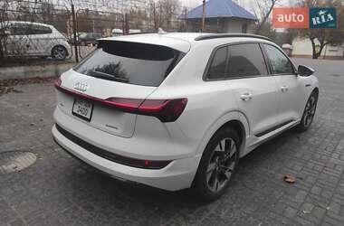 Внедорожник / Кроссовер Audi e-tron 2022 в 