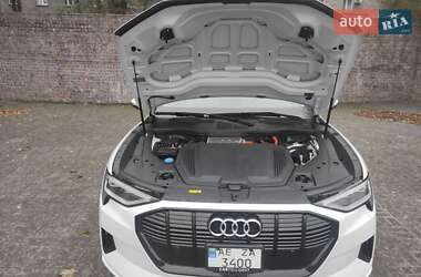 Внедорожник / Кроссовер Audi e-tron 2022 в 
